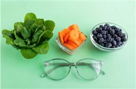 花青素是讓自然界事物呈現亮麗色彩的關鍵，是植物中最主要的呈色物質，在人體中也擔當各種生理活性，屬於生物類黃酮的一種，青春保護力更是維生素E的50倍，一般民眾只注意到葉黃素功效的幫助，但應搭配花青素更能發揮晶亮水潤的效果。許多研究指出，花青素能提升潤澤舒適感，對於長期使用3C產品的現代人來說，是天然又強大的健康支援。