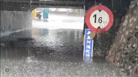 ▲冬山鄉冬山路三段的涵洞被雨水淹掉一半。另宜蘭河濱公園橋下停車也淹到小腿肚高，不少車輛泡水。更誇張的是，宜蘭聖母護專校園根本變成大型游泳池，校方決議讓學生彈性離校。（圖／翻攝畫面）