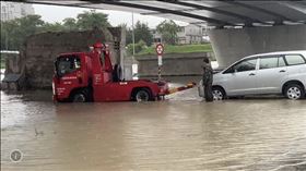 ▲冬山鄉冬山路三段的涵洞被雨水淹掉一半。另宜蘭河濱公園橋下停車也淹到小腿肚高，不少車輛泡水。更誇張的是，宜蘭聖母護專校園根本變成大型游泳池，校方決議讓學生彈性離校。（圖／翻攝畫面）