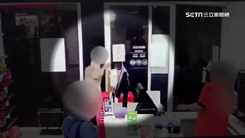 醉男持鐵條狂追女驚逃　店員急降鐵門救援