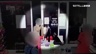 醉男持鐵條狂追女驚逃　店員急降鐵門救援