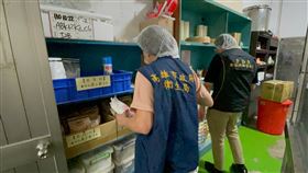 ▲高雄市衛生局會同食藥署、警方等，針對滿冠公司供應國軍「口水麵包」事件，進行無預警稽查。（圖／翻攝畫面）