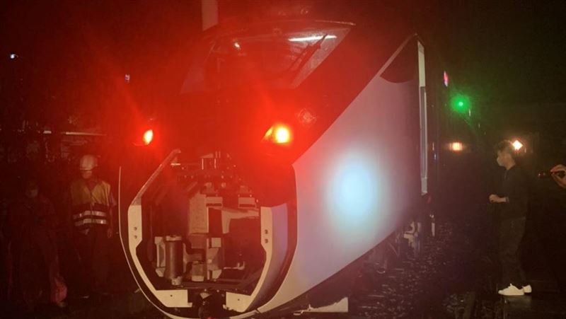 騎士闖平交道害新自強號撞　車頭毀恐要賠