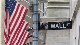 美股道瓊跌458點 恐創2年半來最糟單月表現美股29日大跌，道瓊工業指數重挫458點，近8個交易日第7度收黑，恐創2020年3月以來最糟單月表現。圖為華爾街路標。中央社記者尹俊傑紐約攝  111年9月30日