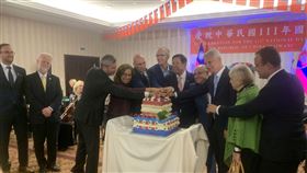 羅馬尼亞友台協會主席參加斯洛伐克駐處國慶酒會台灣駐斯洛伐克代表處7日晚間舉辦國慶酒會，由駐斯洛伐克代表李南陽（右5）主持，除了斯國貴賓，羅馬尼亞友台協會主席達摩（Constantin Damov）（右4）也遠道前來參加。（駐斯洛伐克代表處提供）中央社  111年10月8日