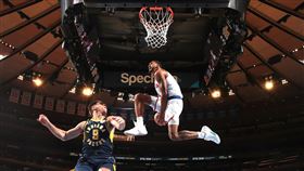 ▲塔潘（Obi Toppin）搧火鍋後完成胯下換手爆扣。（圖／翻攝自推特）