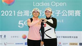 台哥大女子高球賽  徐薇淩、李旻將參戰2021台灣大哥大女子高爾夫公開賽開幕記者會21日舉行，高球好手徐薇淩（左）、李旻（右）參戰，將與台灣女子職業高爾夫協會（TLPGA）獎金排名前10強高手，共同角逐冠軍榮耀。（主辦單位提供）中央社記者黃巧雯傳真  110年12月21日