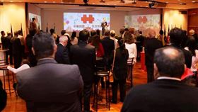 駐聖保羅辦事處111年國慶酒會  馮光中致詞駐聖保羅辦事處6日晚間舉行中華民國111年國慶酒會，處長馮光中簡報台灣成功應對疫情的挑戰，政府以不挑釁的態度沉著應對中國的軍事恫嚇，以及台灣的經貿與科技成果。（駐聖保羅辦事處提供）中央社記者唐雅陵聖保羅傳真  111年10月8日