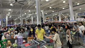 國泰世華當機！好市多結帳「要等1小時」　大排長龍畫面曝（圖／記者施郁韻攝影）