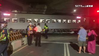 撞新自強號！機車被卡在車底弄壞列車