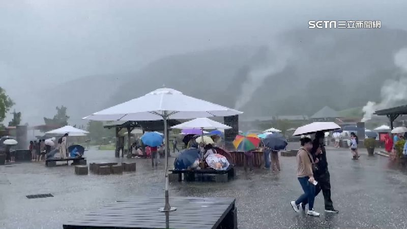 連假首日！宜蘭清水地熱、傳藝中心湧人潮