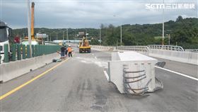 台61南下苗栗通霄段平板拖車自撞，水泥柱衝對向車道。（圖／民眾提供）