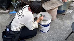 防疫人員於高雄市前鎮區執行孳生源查核，檢視積水容器是否產生孑孓或蚊卵（圖／疾病管制署提供）