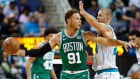 ▲「幹籃哥」葛瑞芬（Blake Griffin）首度穿著塞爾提克球衣出賽。（圖／路透社／達志影像）