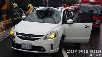 蘇花公路117K落石　砸破車頂4人送醫