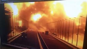 ▲克里米亞大橋上爆炸瞬間曝光。（圖／翻攝自烏克蘭空軍推特）