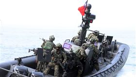 陸戰隊M96突擊艇及M109新式特種作戰突擊艇實施水域作戰。（記者邱榮吉/攝影）