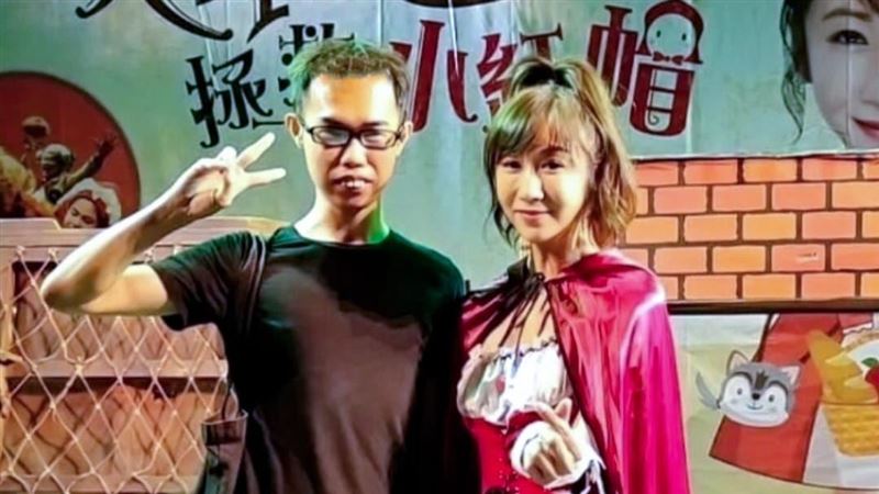 鄧佳華搶合照美女市議員　網怒了狂轟