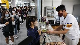 ▲200K達成，培證英雄安右進送進場球迷喝咖啡。（資料照／取自培證英雄FB）