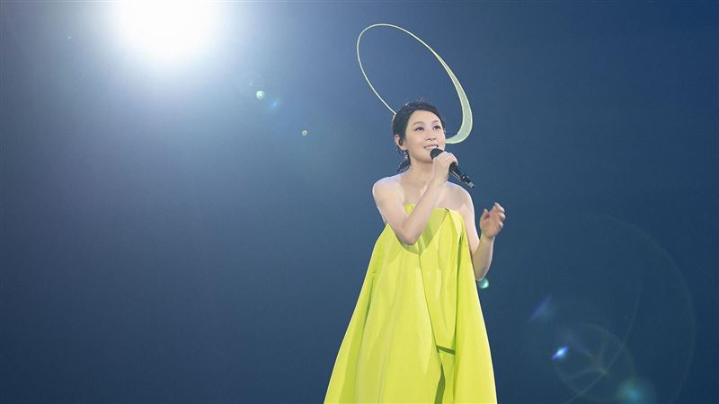 劉若英唱一半不速之客爬上身　他秒抓下台