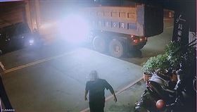 卡拉OK,砂石車,新莊,新北市,撞店（圖／翻攝畫面）