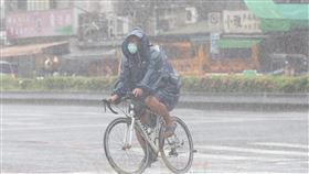 東北季風與對流旺盛影響  台北防豪雨東北季風影響及對流發展旺盛，中央氣象局7日對5縣市發布大雨、豪雨及大豪雨特報，提醒北部及東部民眾要特別留意。圖為台北市信義區民眾穿雨衣騎乘腳踏車。中央社記者張新偉攝  111年10月7日