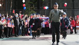 紐約皇后區僑界慶雙十  空小旗隊進場紐約市皇后區僑界8日舉行雙十國慶升旗典禮，中華民國空軍子弟小學校友會旗隊護送國旗進場。中央社記者尹俊傑紐約攝  111年10月9日