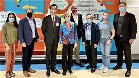 外交部北美司司長徐佑典（左三）代表我國政府在桃園機場歡迎由史葛洛眾議員（左四）所率領的加拿大「加台國會議員友好協會」訪問團乙行。（圖／外交部提供）