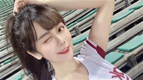 陸依依貼身的球衣似乎因為事業線太深，而無法將鈕扣扣起。（圖／翻攝自陸依依IG）