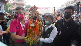 陳時中出席葫蘆寺水陸除瘟遶境活動民進黨台北市長參選人陳時中（前右2）9日在關渡宮出席「葫蘆寺建廟75週年水陸除瘟遶境活動」，隨著神明遶境隊伍從關渡宮往葫蘆寺移動。中央社記者徐肇昌攝　111年10月9日