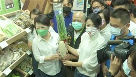 高虹安、盧秀燕視察台中建國市場。