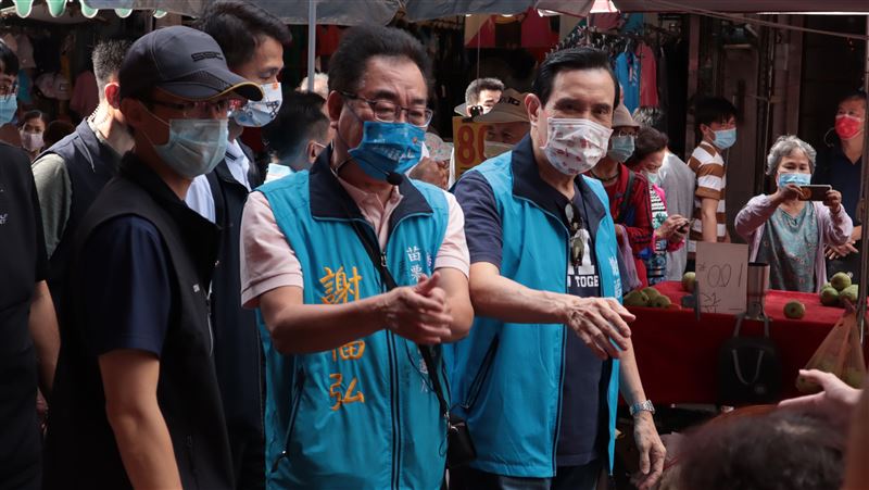 馬英九赴市場陪謝福弘掃街　成超級助選員