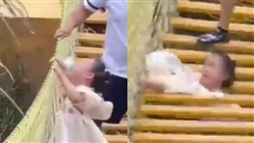 影／爸爸走吊橋雙腳白目狂晃！女兒崩潰嚇哭　下秒「墜入空隙消失」▲（圖／翻攝自微博）