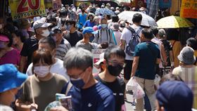 COVID-19本土增3萬9394例確診中央流行疫情指揮中心公布，國內17日新增為3萬9394例COVID-19本土病例。圖為台北市北投市場週末湧入人潮，民眾戴口罩前往市場採買。中央社記者徐肇昌攝  111年9月17日