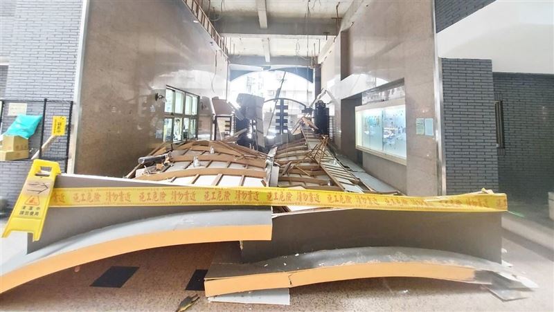 新店社區天花板突崩落　掩埋中庭住戶傻眼