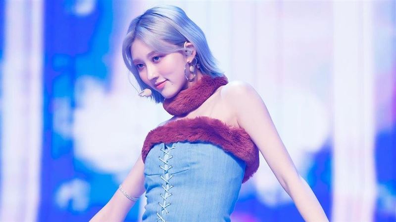 女星詭異姿勢　往下一看嚇壞網：會摔死吧