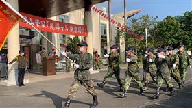 老兵不凋零！91歲伯穿「全套迷彩服」踢正步　「輪椅部隊」也上場閱兵，圖／翻攝自岡山榮譽國民之家臉書