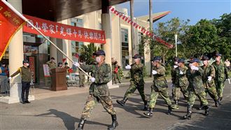 91歲伯穿軍服踢正步！「輪椅部隊」也閱兵