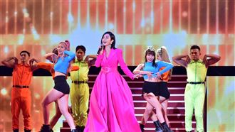 陳美鳳首登國慶晚會　「全身鏤空」辣翻天