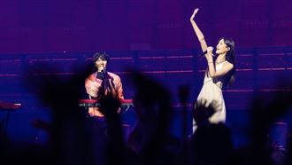 宇宙人唱一半「五音不全」網紅衝上台搶麥