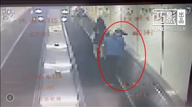 ▲新北市吳姓男子(紅圈)被拍到在捷運大坪林站的電扶梯上，彎腰偷拍前方短裙女子裙底。被發現後，他趕緊變裝騎車逃逸。（圖／翻攝畫面）
