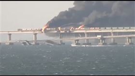 ▲克里米亞大橋爆炸。（圖／翻攝自推特）