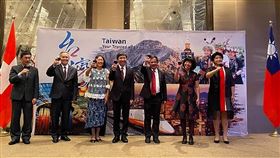 駐瓦處與常駐世貿代表團合慶雙十駐日內瓦辦事處處長蘇瑩君（右2）與常駐世界貿易組織代表羅昌發（右4）4日共同主持國慶酒會，感謝國際支持台灣，瑞士眾多外交使節及政要出席。（圖為駐日內瓦辦事處提供）中央社記者唐佩君布魯塞爾傳真  110年10月7日