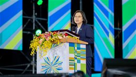 蔡英文總統說，世界已經看到台灣的韌性，以及捍衛民主自由的決心。除了繼續和世界民主夥伴一起努力，我們更要團結彼此、團結台灣，共同守護我們的民主自由。（圖／翻攝自蔡英文臉書）