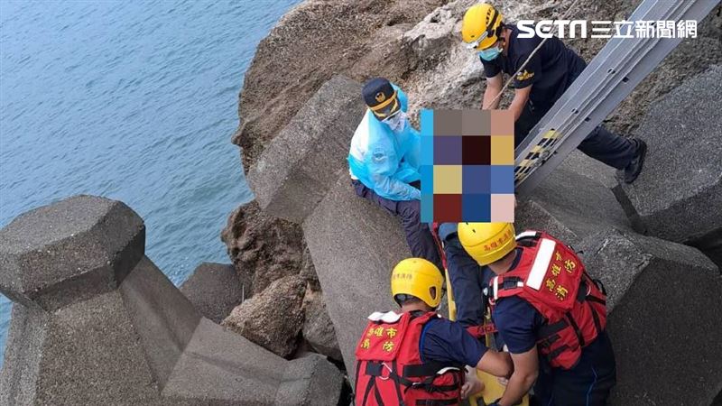 新／西子灣聽海哭聲音　女墜消波塊斷手