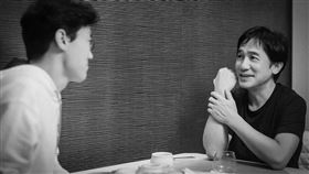 梁朝偉同框《魷魚遊戲2》導演黃東赫（左）2人看似相談甚歡。（圖／翻攝自carinalau1208 IG）