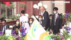 國慶大會朱立倫,陳椒華,宋楚瑜,吳敦義主動伸手要與朱握手朱一直看手機等了五秒才握手,馬英九一直看禮包