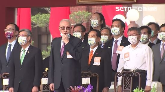 國慶直擊／馬英九研究禮包！朱立倫滑手機