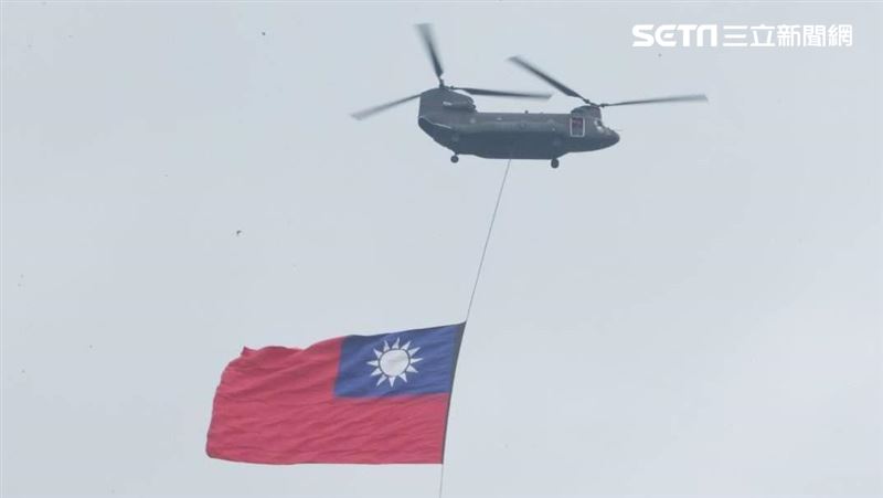 首次3地連線唱國歌　巨幅國旗飛揚畫面曝