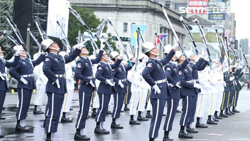 三軍樂儀隊靜默槍法演出　這絕技驚艷全場